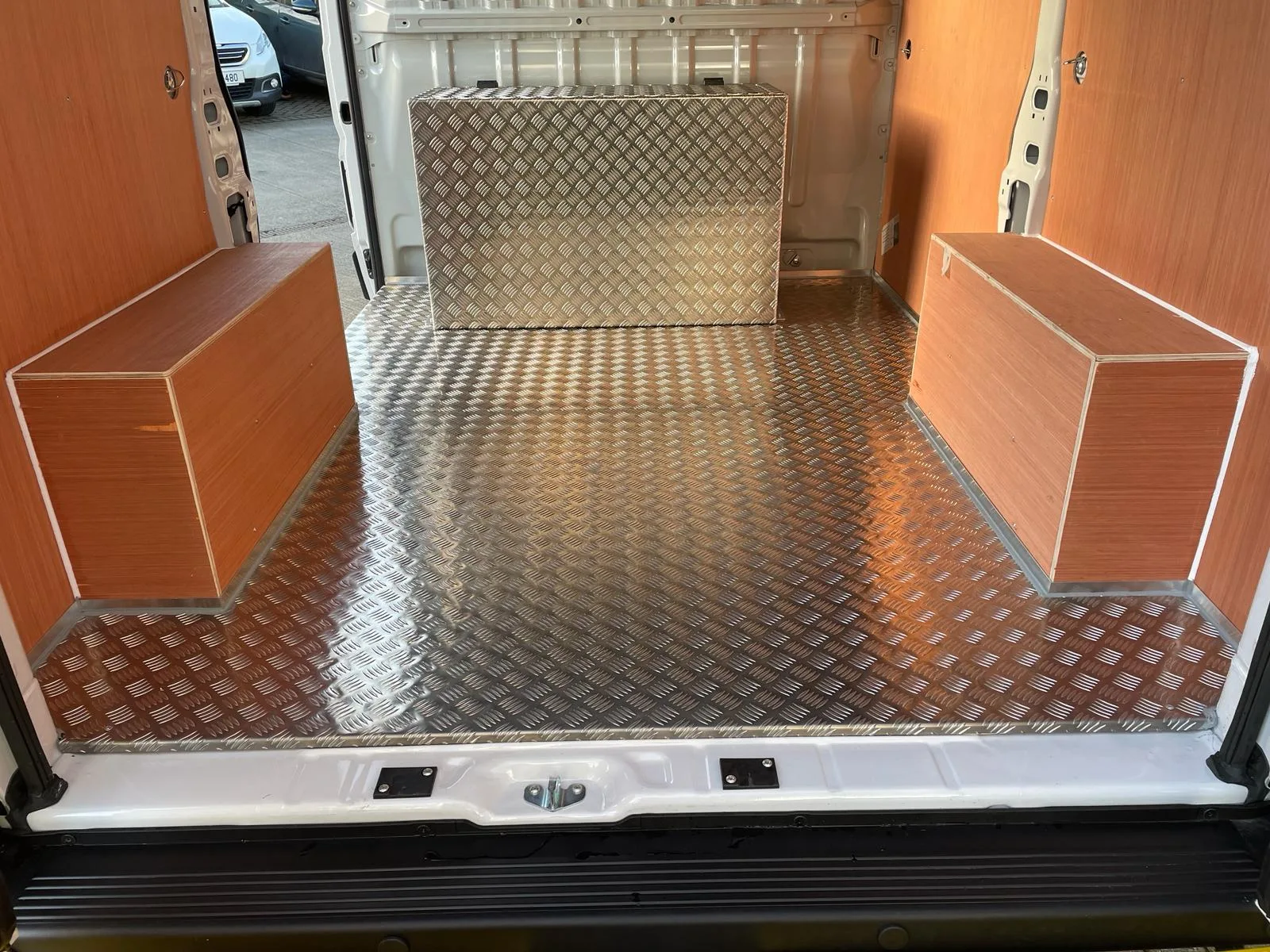 Aluminium toolbox and catwalk fitted to a commercial vehicle
